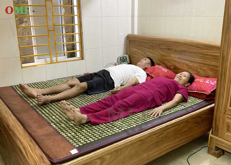 cha mẹ sử dụng thảm đá nóng thư giãn tại nhà